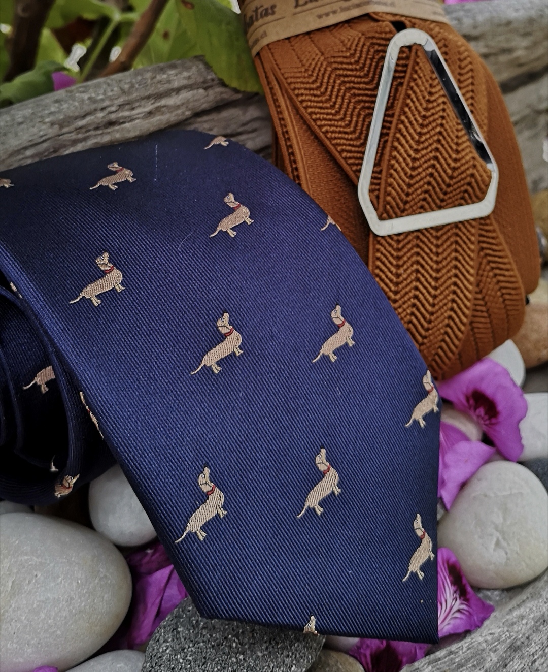 corbata seda azul marino tejido salchichas beige
