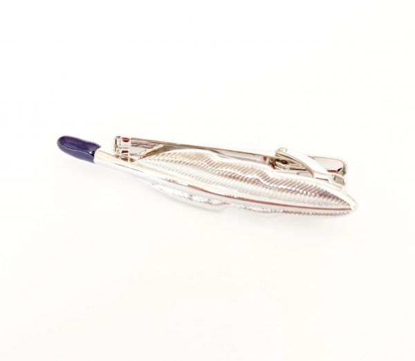 pluma sujeta corbata