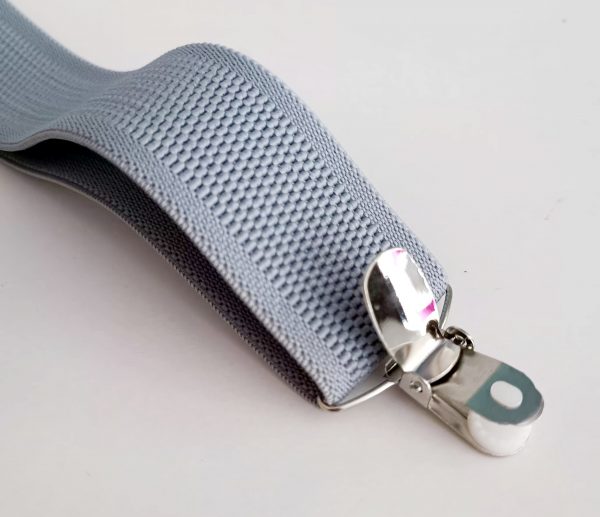 suspensor hombre gris detalle