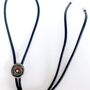 Bolo tie hecho a mano en Chile. Alpaca, cuero y piedras semi preciosas