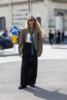 mujeres con corbata 2025