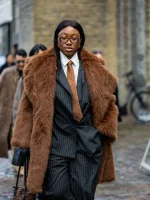 mujeres con corbata 2025 invierno