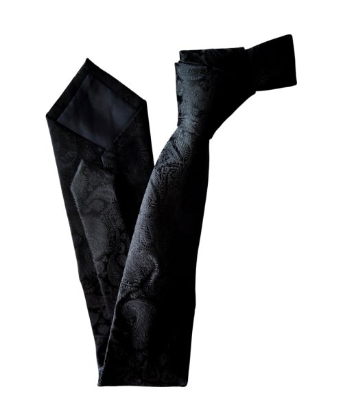 corbata negra tejida sobre tono paisley