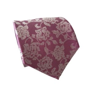 corbata rosada tejida rosas
