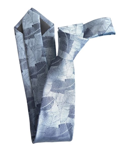 corbata celeste tejida hojas