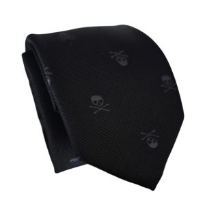 corbata negra delgada